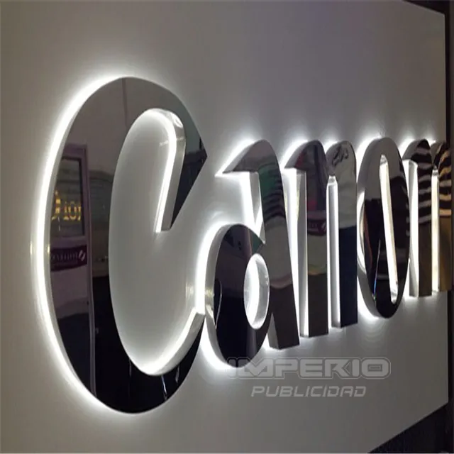 Logotipo 3D de acero inoxidable espejo con iluminación halo LED instalado en muro