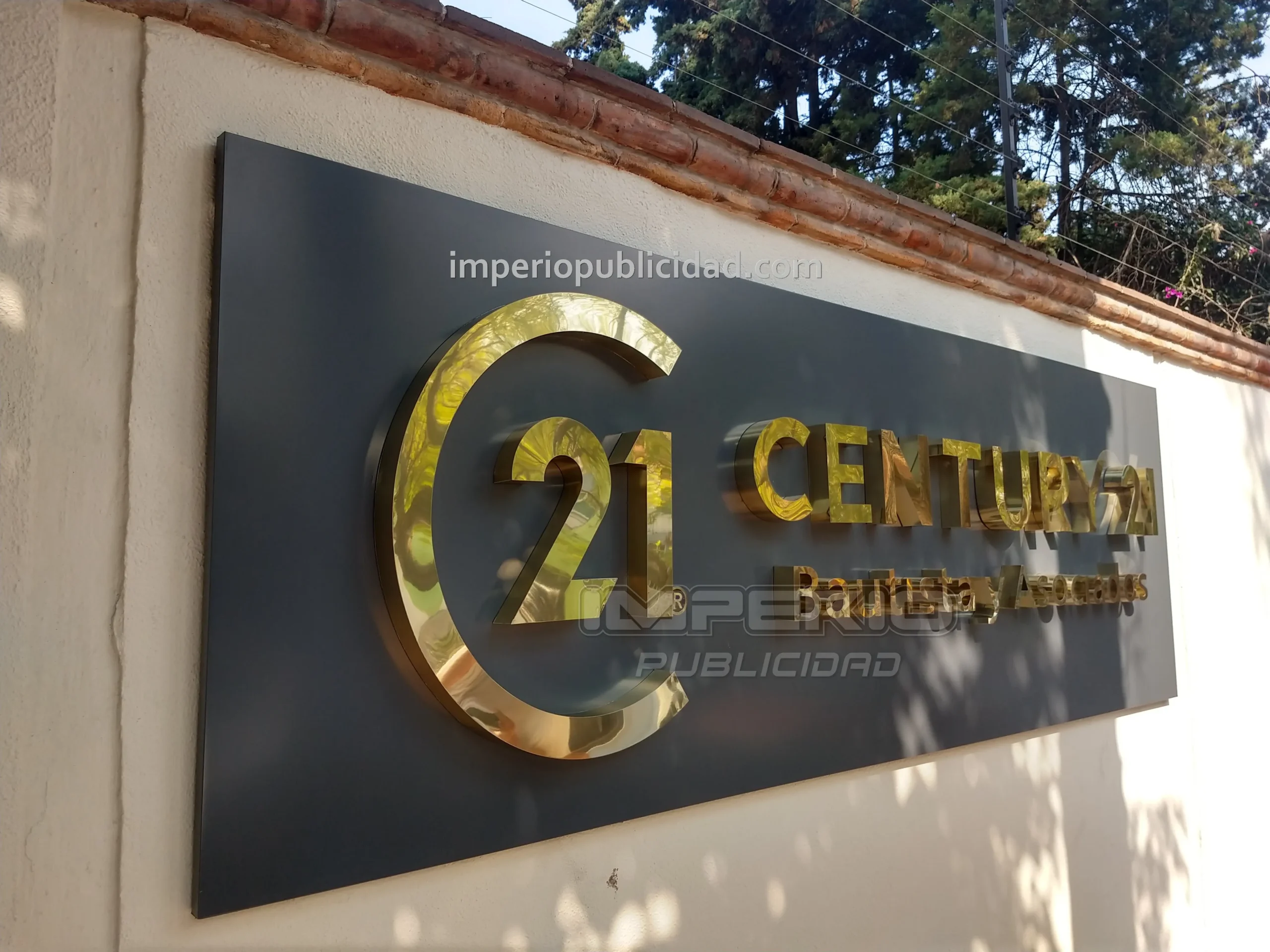 Letras 3D de aluminio dorado Century 21 montadas en placa para fachada de oficina