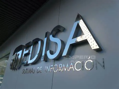 Logotipo 3D de acero inoxidable instalado en fachada de oficina