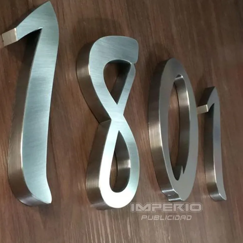 Números 3D de acero inoxidable cepillado instalados en muro