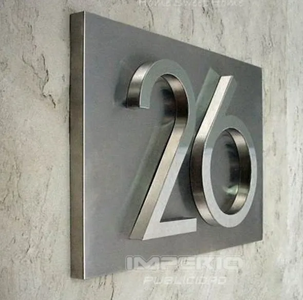 Números 3D de acero inoxidable instalados en placa para fachada