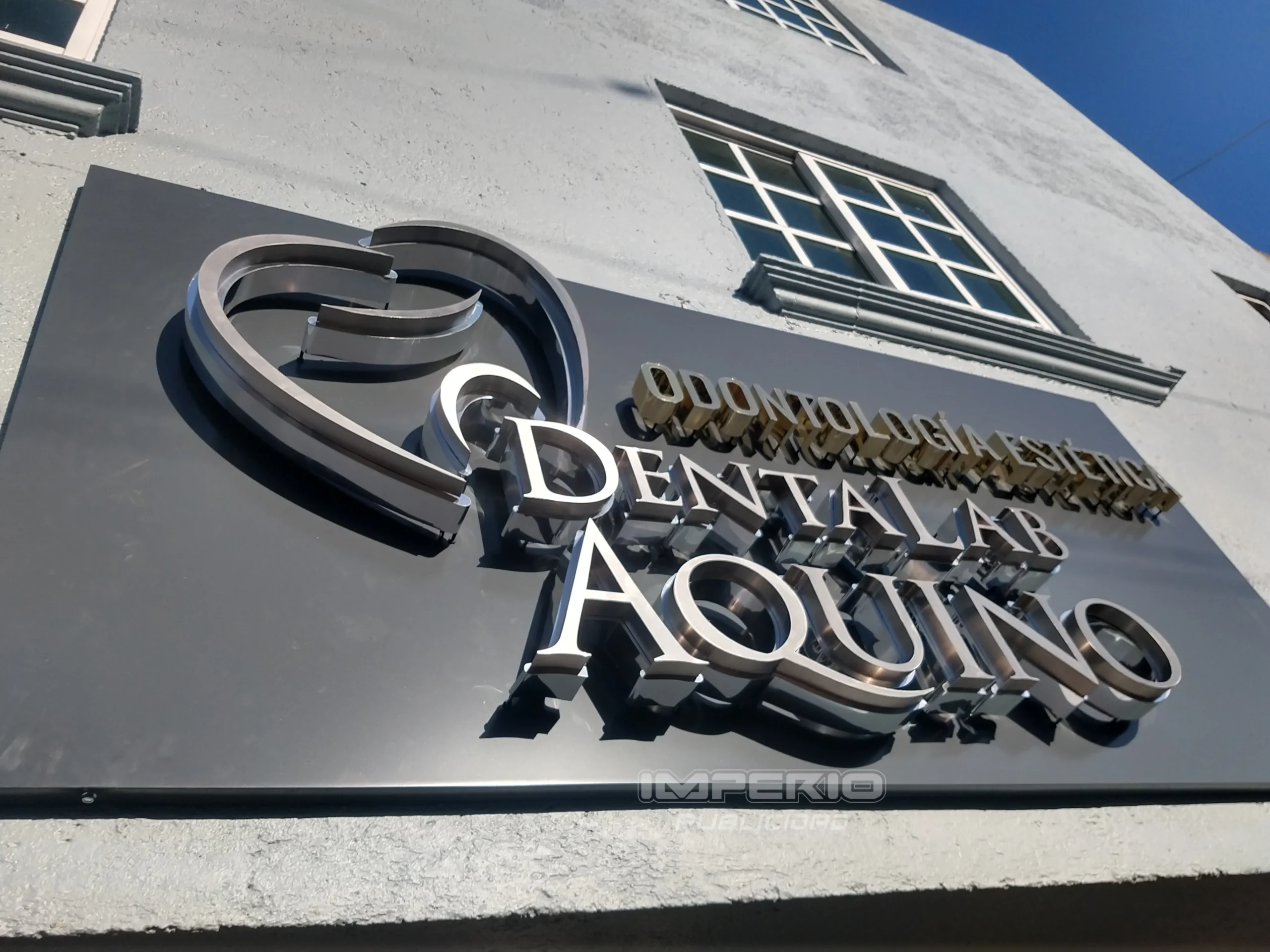 anuncios luminosos 3d con letras de acero inoxidable para fachada de clínica dental en cdmx