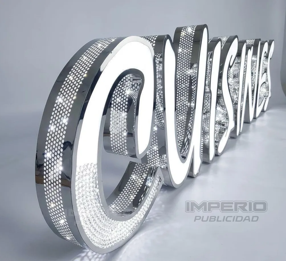 Letras 3D de acero inoxidable perforado con iluminación LED frontal y acabado espejo.
