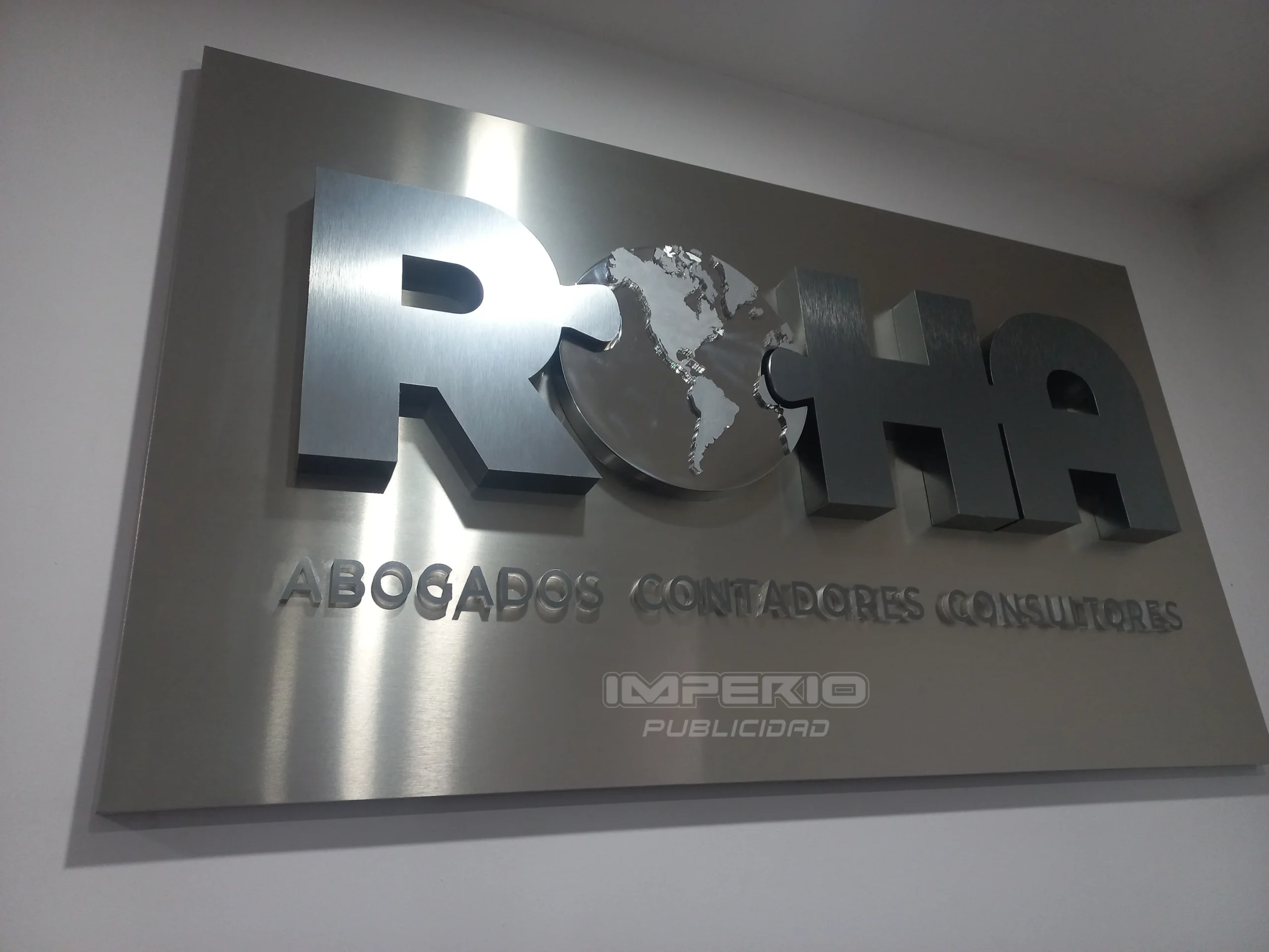 logotipo 3d de acero inoxidable en bastidor metálico para oficinas corporativas